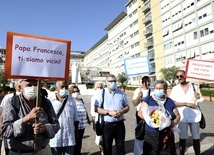 Ubodzy modlili się przed szpitalnym oknem papieża