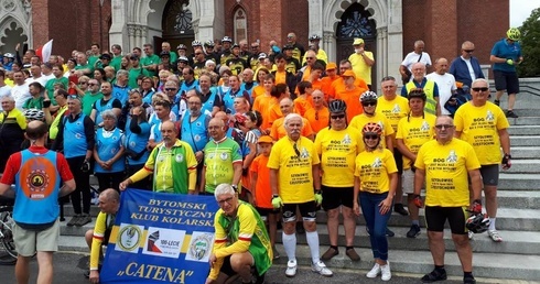  Przed archikatedrą częstochowską pielgrzymi z Szydłowca (grupa z prawej w żółtych koszulkach) z innymi uczestnikami rowerowej pielgrzymki.
