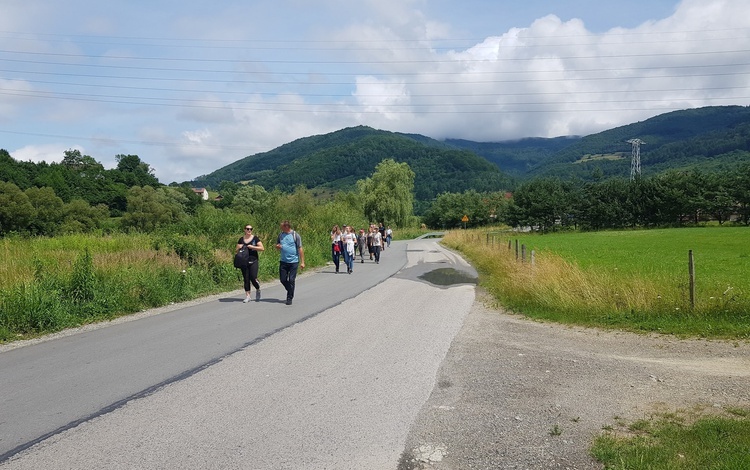 Przyszowa. Rodzinne pielgrzymowanie Beskidzką Drogą św. Jakuba