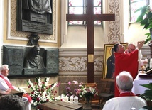 Eucharystia sprawowana była w kaplicy MB Częstochowskiej w radomskiej katedrze, gdzie pochowany jest abp Zygmunt Zimowski.