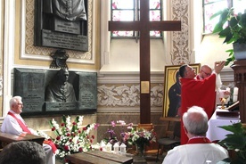 Eucharystia sprawowana była w kaplicy MB Częstochowskiej w radomskiej katedrze, gdzie pochowany jest abp Zygmunt Zimowski.