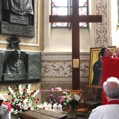 Eucharystia sprawowana była w kaplicy MB Częstochowskiej w radomskiej katedrze, gdzie pochowany jest abp Zygmunt Zimowski.