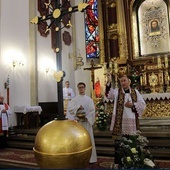Bp Andrzej Jeż poświęcił krzyż z wieży sądeckiej bazyliki