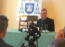 W trakcie spotkania nowemu gospodarzowi diecezji towarzyszył herb z zawołaniem: „Deus caritas est”, czyli „Bóg jest miłością”.
