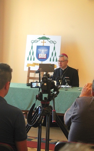 W trakcie spotkania nowemu gospodarzowi diecezji towarzyszył herb z zawołaniem: „Deus caritas est”, czyli „Bóg jest miłością”.