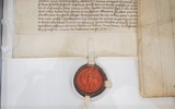 „Arcybiskup Sbinco z Pragi przyznaje odpust tym, którzy przynoszą w dni powszednie kamienie, wapno, drewno i inne rzeczy na budowę wieży klasztoru augustianów w Kłodzku” – to jeden z dokumentów dostępnych na wystawie, sporządzony 12 maja 1405 r. 