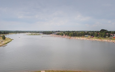 Panorama kąpieliska z wieży widokowej.