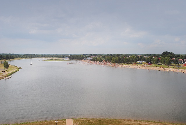 Panorama kąpieliska z wieży widokowej.