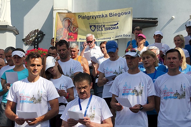 	Przed wyruszeniem pielgrzymi śpiewają swój hymn na schodach prowadzących do kościoła.