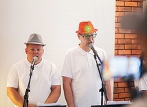 	Uroczyste otwarcie Ważka Art-Café uświetnili swoim występem Maciej i Piotrek. Na początku nie mogło oczywiście zabraknąć utworu Ireny Jarockiej „Kawiarenki”.