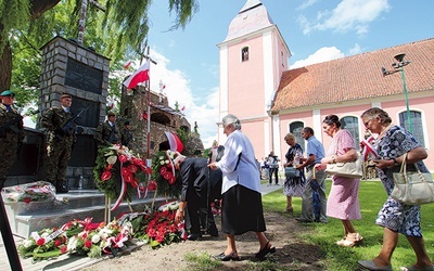 ▲	Delegacja Wołyniaków i potomków z rodzinami składa kwiaty pod pomnikiem Pamięci Poległych na Frontach II Wojny Światowej oraz w Partyzantce i Placówkach Samoobrony na Wołyniu.