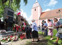 ▲	Delegacja Wołyniaków i potomków z rodzinami składa kwiaty pod pomnikiem Pamięci Poległych na Frontach II Wojny Światowej oraz w Partyzantce i Placówkach Samoobrony na Wołyniu.