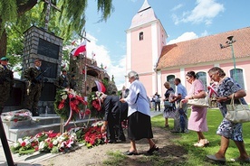 ▲	Delegacja Wołyniaków i potomków z rodzinami składa kwiaty pod pomnikiem Pamięci Poległych na Frontach II Wojny Światowej oraz w Partyzantce i Placówkach Samoobrony na Wołyniu.