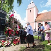 ▲	Delegacja Wołyniaków i potomków z rodzinami składa kwiaty pod pomnikiem Pamięci Poległych na Frontach II Wojny Światowej oraz w Partyzantce i Placówkach Samoobrony na Wołyniu.