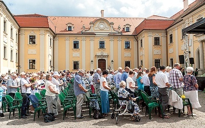 ▼	Wierni na dziedzińcu Starego Opactwa podczas uroczystości metropolitalnych w 2018 r.