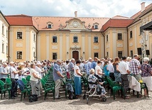 ▼	Wierni na dziedzińcu Starego Opactwa podczas uroczystości metropolitalnych w 2018 r.