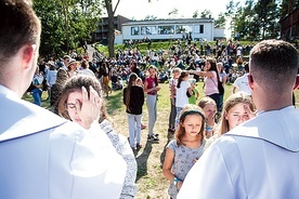 ▲	Po zeszłorocznej przerwie młodzież znowu spotka się nad stawem Posmyk i pod wielkim festiwalowym namiotem.