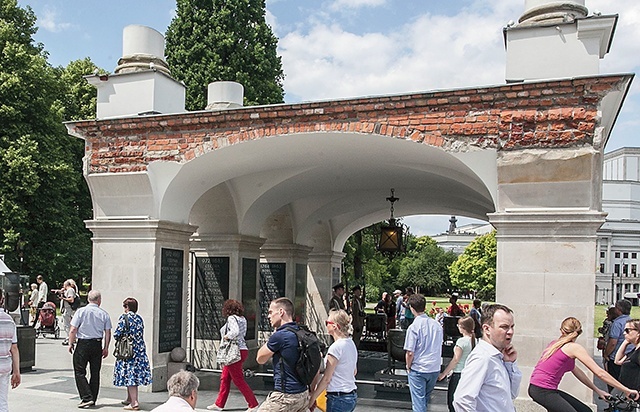 Dziś jedynym śladem po nim jest fragment trzech środkowych arkad, w których znajduje się Grób Nieznanego Żołnierza.