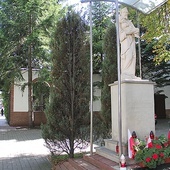 	Na terenie klasztoru przy Hożej 53 powstaje muzeum, dedykowane bohaterskiej zakonnicy i jej współpracownikom. 