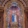 ◄	Figura św. Anny znajdująca się w głównym ołtarzu jest drewniana. Prawdopodobnie parafia kupiła ją w latach 70 XX w. z przeznaczeniem na feretron.