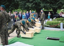 Pochówek z ceremoniałem wojskowym odbył się  na cmentarzu w Kalinowie.