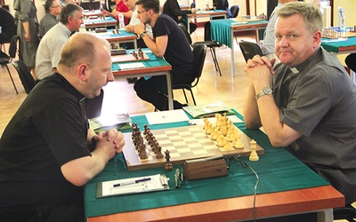 W całej Polsce jest kilkadziesiąt branż, które prowadzą rozgrywki szachowe, ale tylko duchowni grają w szachy klasyczne.
