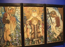 ▲	Sensacją  wystawy jest tryptyk malarski Kazimierza Sichulskiego  „Madonna huculska” (1909) ze zbiorów wiedeńskich,  pokazywany  w Polsce  po raz pierwszy.