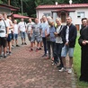 Ks. Mirosław Kszczot z grupą oczekujących na szkolenie.
