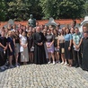 Wspólne zdjęcie uczestników z biskupem ordynariuszem.