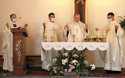 Eucharystię celebrowali (od lewej): ks. Zdzisław Bochniak, ks. Grzegorz Wójcik, bp Marek Solarczyk i ks. Andrzej Jędrzejewski.