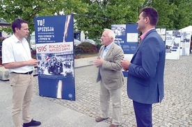 O wystawie opowiada jej inicjator i twórca. Z lewej: Adam Bolek, burmistrz Białobrzegów, z prawej: Sławomir Bielecki, sekretarz miasta. 