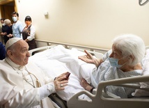 Papież nadal w szpitalu, myśli o tych, którzy nie mogą wrócić do domu