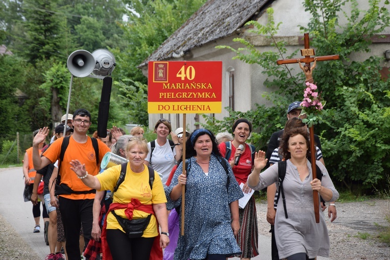 W tym roku pod hasłem "Wielbi dusza moja Pana” wyruszyło 25 osób. 