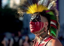 Po odnalezieniu szczątków dzieci aborygenów z jednej ze szkół rezydencjalnych w Vancouver na terenie placówki odbyło się czuwanie z udziałem rdzennych mieszkańców Kanady.