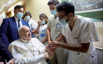 Wracając do swego szpitalnego apartamentu po modlitwie Anioł Pański, papież rozmawiał  ze spotkanymi pracownikami szpitala.