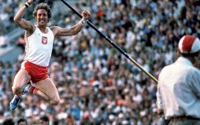 Władysław Kozakiewicz podczas zwycięskiego skoku na olimpiadzie w Moskwie.
