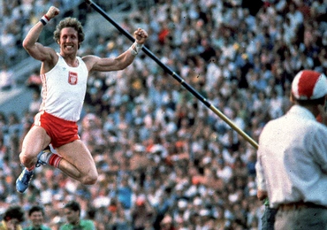 Władysław Kozakiewicz podczas zwycięskiego skoku na olimpiadzie w Moskwie.