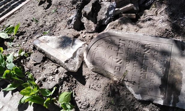 Sosnowiec. Niecodzienne odkrycie podczas remontu ogrodzenia. Znaleziono żydowskie nagrobki 