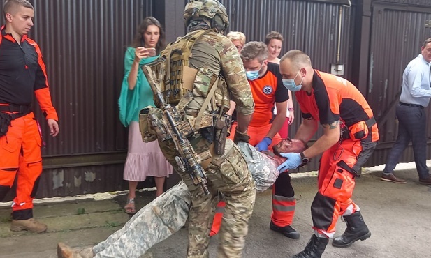 Katowice. Symulowany wybuch na Mikołowskiej. Ćwiczenia antyterrorystów, policjantów i ratowników