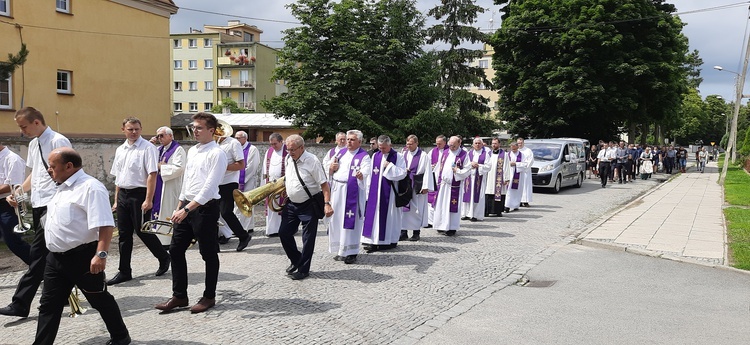 Pogrzeb śp. ks. Włodzimierza Kazimierza Górala - Msza i pochówek w Paczkowie