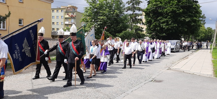 Pogrzeb śp. ks. Włodzimierza Kazimierza Górala - Msza i pochówek w Paczkowie