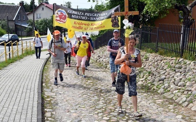 Pielgrzymi w drodze z Miastka do Sianowa