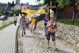 Pielgrzymi w drodze z Miastka do Sianowa