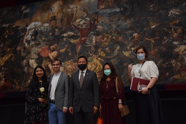 W inauguracji uczestniczyli (od lewej): żona artysty, ambasador Królestwa Tajlandii w Polsce wraz z żoną i dyrektor Muzeum Historycznego Skierniewic.