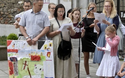 Oaza z diecezji radomskiej prezentująca swój znak i piosenkę opowiadającą o rekolekcjach.