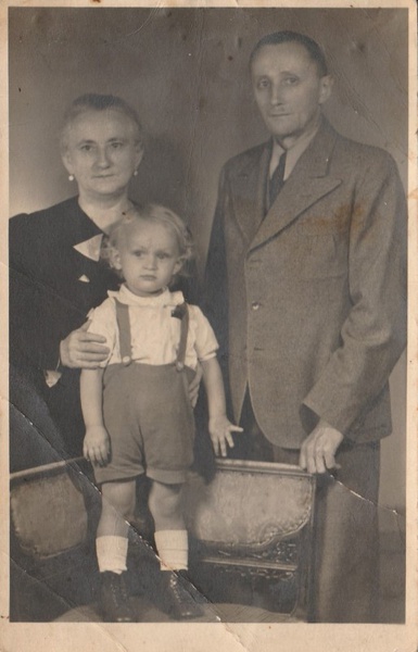 Z dziadkami. Toruń 1944 r.