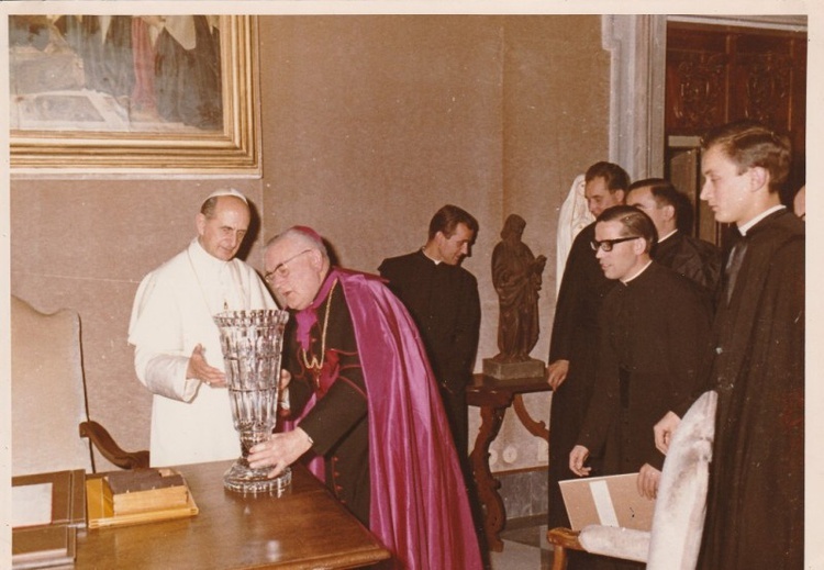 Poświęcenie figury Matki Bożej Fatimskiej przez Pawła VI. Przy Ojcu Świętym stoi ks. bp Edmund Nowicki. Ks. Jerzy Kownacki pierwszy z prawej.