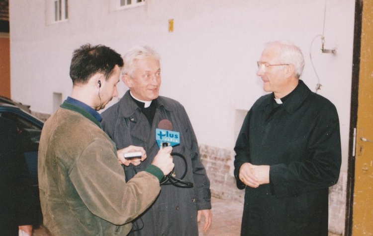 Jako tłumacz podczas wywiadu z abp. Piero Marinim, ceremoniarzem Jana Pawła II.