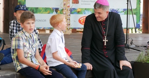 Biskup Zieliński spotkał się z oazowiczami w czasie dnia wspólnoty.