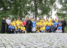 Pamiątkowe grupowe zdjęcie uczestników z bp. Markiem Mendykiem.